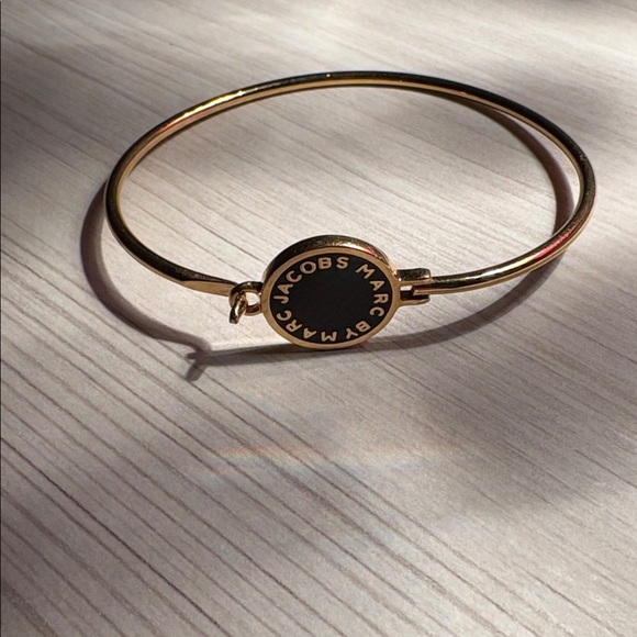 Marc Jacobs Gold/Black Enamel Hinge clip bracelet like new - Picture 10 of 10